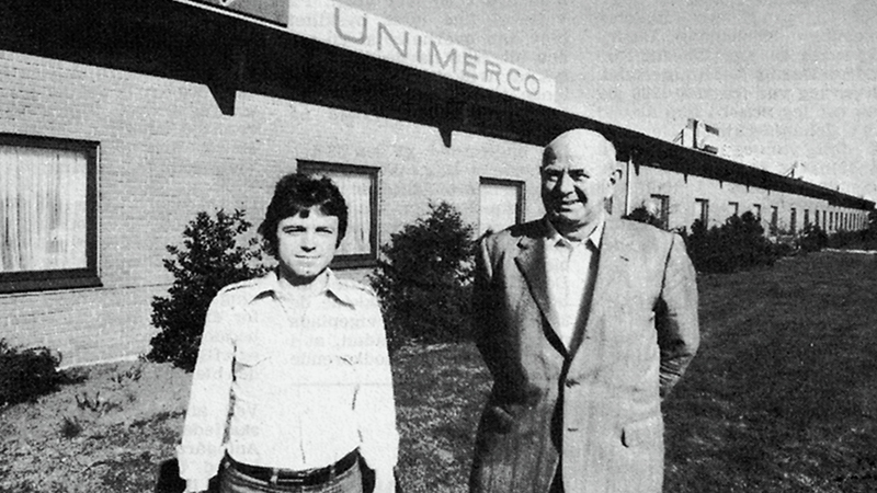 To tidligere administrerende direktører står foran Unimerco bygningen i Sunds 1976