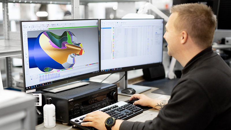 En industritekniker ser på en 3D model af et værktøj