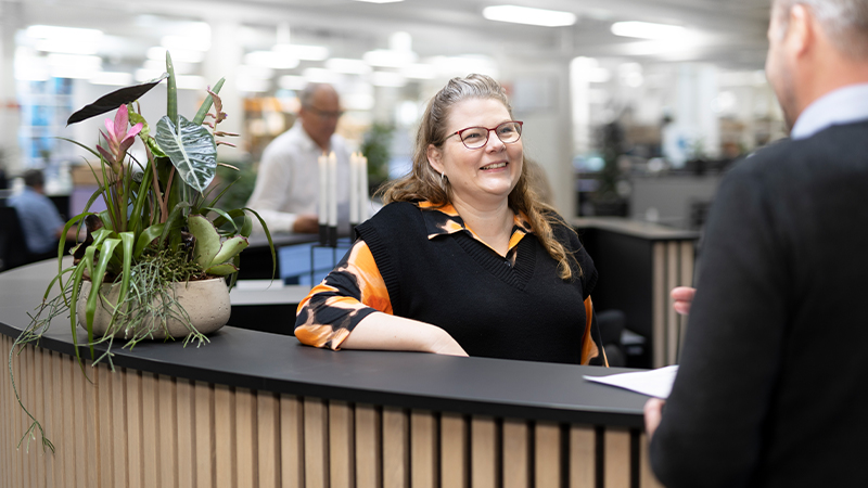 Receptionist welcomes a customer